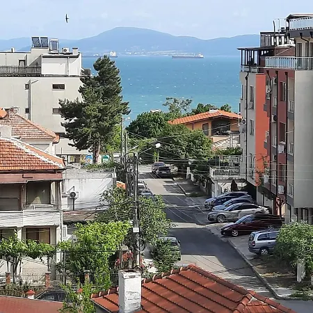 アパートホテル Gnezdo Sarafovo